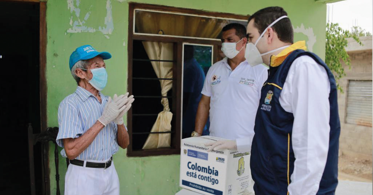 El gobernador de Bolívar, Vicente Blel, entrega ayudas humanitarias para los adultos mayores.
