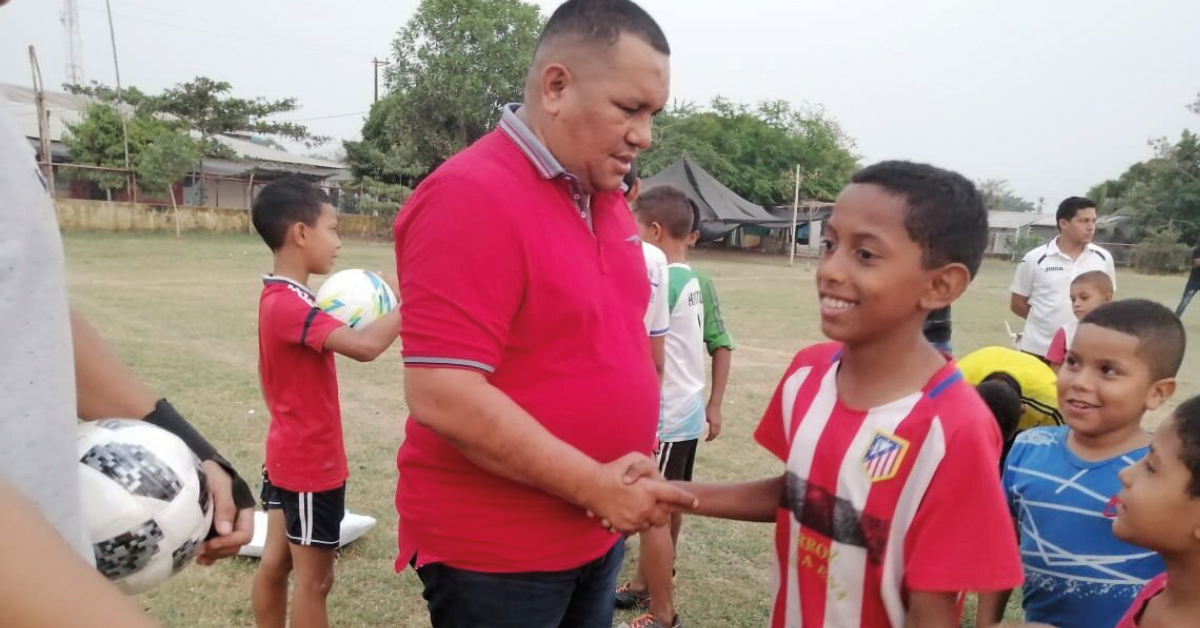 Sorteo de balones de fútbol para los niños en San Jacinto del Cauca de la mano del coordinador de deportes Elkin Medina.