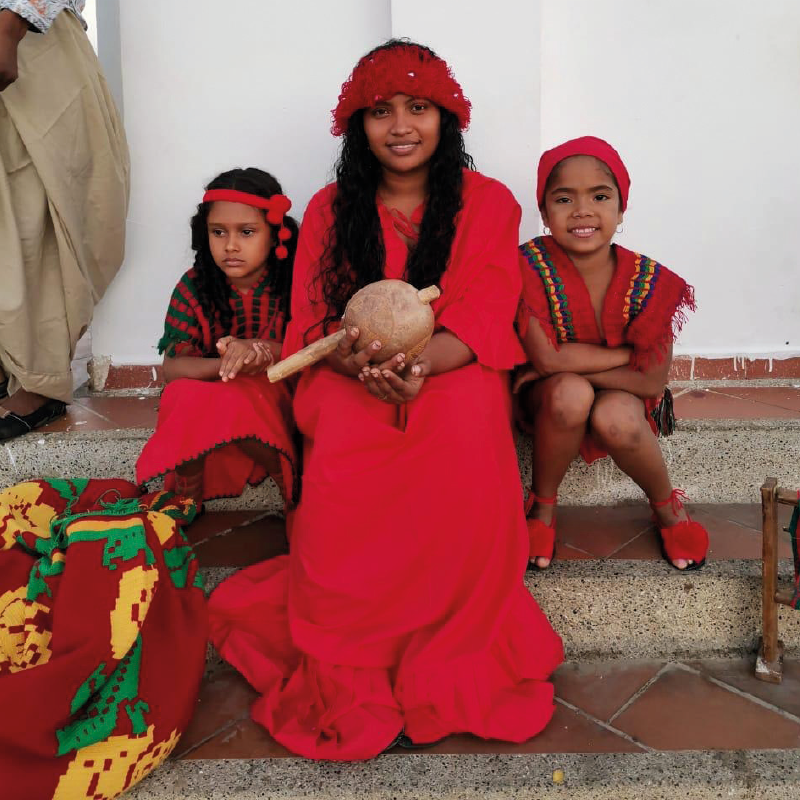 Integrantes de la comunidad con sus trajes típicos.