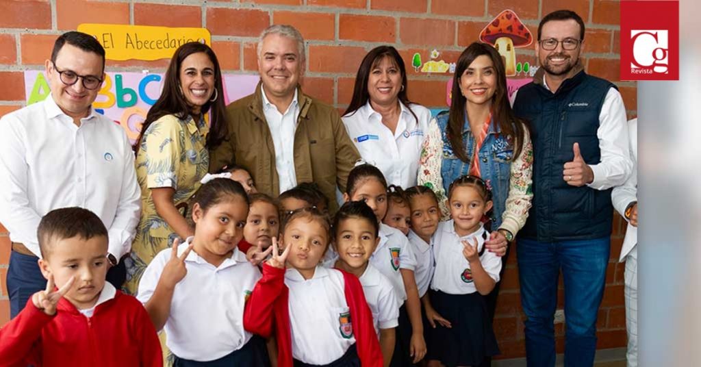 El Presidente de la República, Iván Duque Márquez, hizo presencia este martes en el municipio caldense de San José, como parte de la gran jornada nacional de entregas oficiales de nueva y mejorada infraestructura educativa a los estudiantes colombianos, la cual incluyó la obra de la Institución Educativa Santa Teresita, en San José.