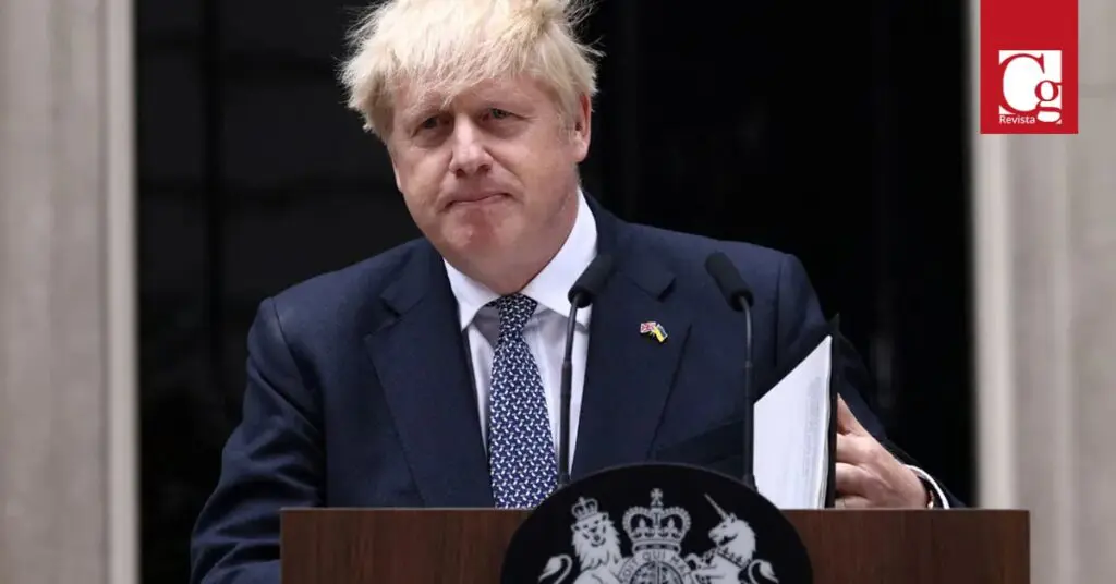 Boris Johnson anunció su renuncia como primer ministro del Reino Unido, cerrando el telón de tres años tempestuosos en el cargo empañados por una sucesión de escándalos que culminaron en la rebelión de su propio gabinete y grupo parlamentario.