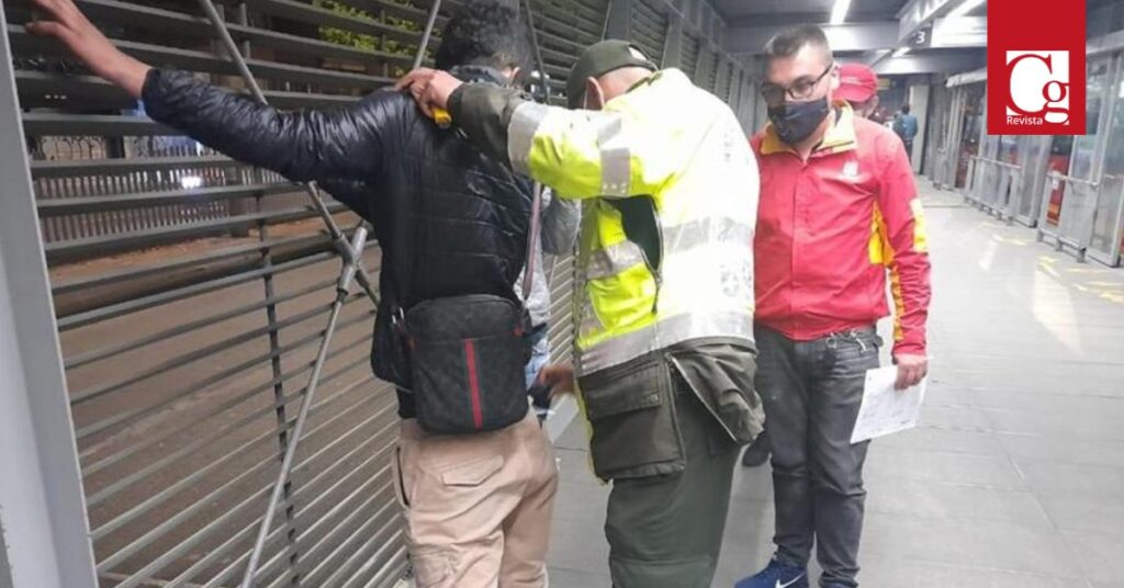 Gracias a la estrategia que ha venido implementado la Policía de Bogotá con más pie de fuerza y reacción oportuna dentro de TransMilenio, del 1 de enero al 7 de agosto de este año se redujo un 39% los casos de hurto violento dentro del sistema masivo de transporte. 