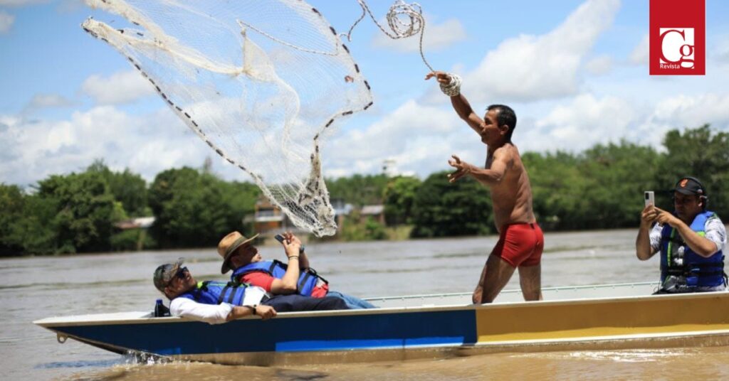 A orillas del río Magdalena, en el municipio de Puerto Salgar, el Gobernador Nicolás García, entregó, a través de la Secretaría de Competitividad y Desarrollo Económico, elementos y equipos para beneficiar a los pescadores de la región.