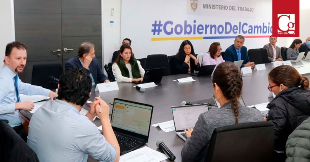 Durante la instalación de la subcomisión de reforma pensional, el Viceministro encargado de Empleo y Pensiones, Juan Carlos Hernández, presentó la reforma integral al sistema de protección a la vejez, basada en la propuesta del presidente Gustavo Petro y que cumple con los ejes del Gobierno del Cambio, entre ellos justicia social.