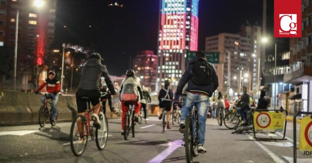 Este 15 de diciembre vuelve la ciclovía nocturna a Bogotá en edición navideña y en el marco de la programación gratuita imperdible que habrá en todas las localidades e incluirá conciertos, carrera Bogotá Brilla, ciclovía nocturna, ferias y corredores iluminados.