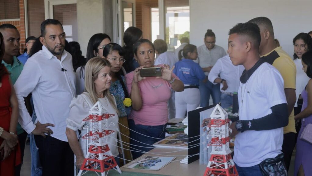 La gobernadora, Elsa Noguera, asistió a la ceremonia de inducción a los 148 nuevos estudiantes de las sedes de la Universidad del Atlántico de Sabanalarga y Suan, donde destacó los procesos de formación profesional que se están adelantando para impulsar el desarrollo agroindustrial del departamento.