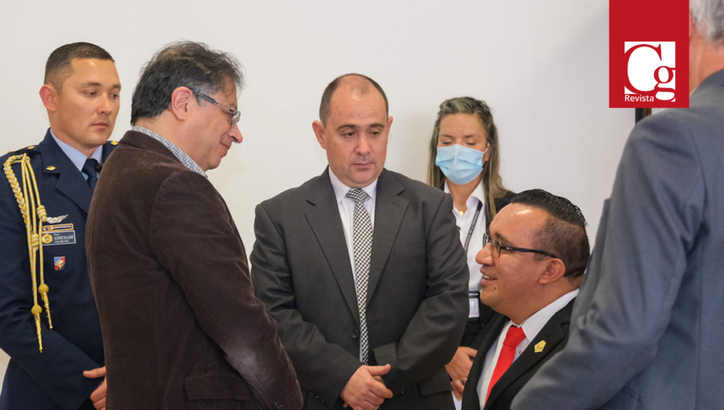 El Presidente Gustavo Petro expresó este martes que es necesario impulsar la creación de un Banco de la Defensa, que permita garantizar el manejo eficiente de los recursos y planificar la financiación de programas en beneficio de los miembros de la Fuerza Pública.